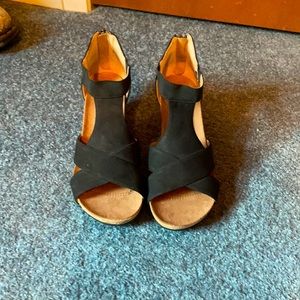 Short black and brown wedges